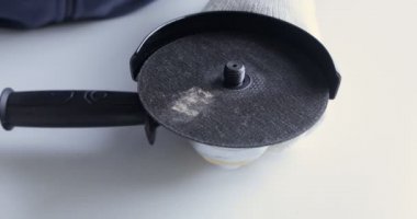 Eldivenli işçi disk değiştirici açılı öğütücü