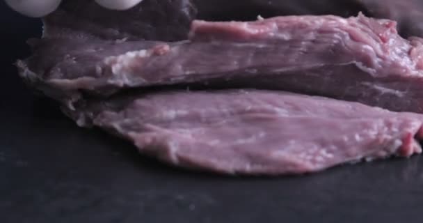 シェフがナイフで生の肉を切る — ストック動画