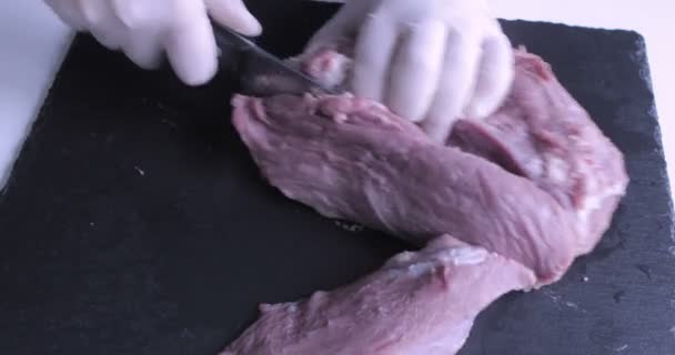Chef Corta Carne Crua Com Faca — Vídeo de Stock