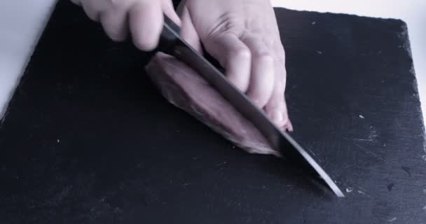 シェフがナイフで生の肉を切る — ストック動画