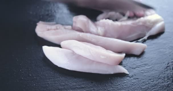 厨师用刀子切生肉 — 图库视频影像