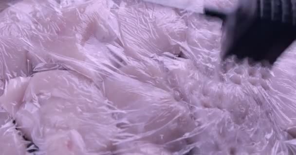Los Trozos Frescos Crudos Carne Cerdo Una Película Adhesiva Golpean — Vídeo de stock