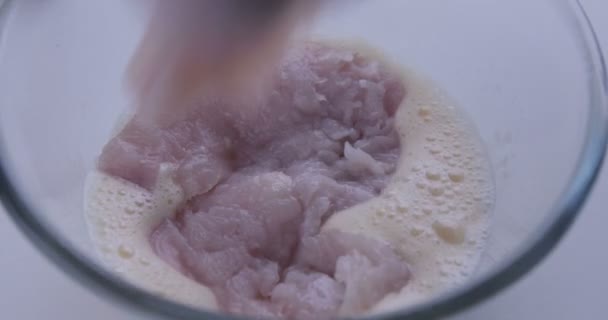 生の卵の中の鶏の肉のロールの作品 — ストック動画