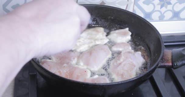 厨师在锅里煮一个鱼片 — 图库视频影像