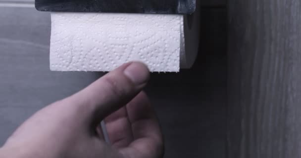 Mano Masculina Arrancar Papel Higiénico — Vídeo de stock