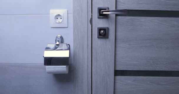 男性の手は トイレット ペーパーをはがす — ストック動画