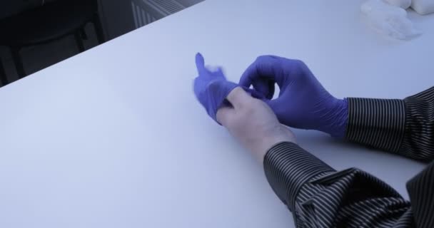 Mężczyzna Zakłada Jednorazowe Rękawiczki Covid Pandemia 2020 — Wideo stockowe