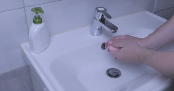 Man Tvättar Händerna Badrummet Hemma Covid Pandemin 2020 — Stockvideo