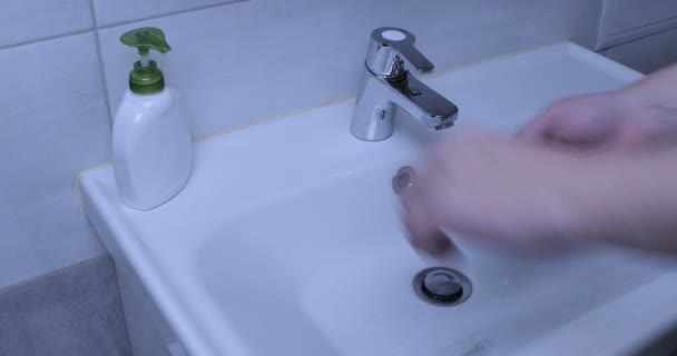 Een Man Die Thuis Handen Wast Badkamer Covid Pandemie Van — Stockvideo