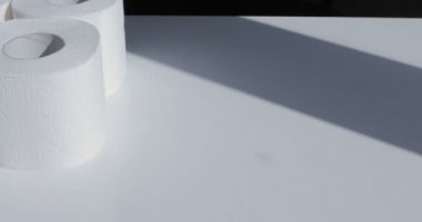 Bir yığın tuvalet kağıdı rulosu