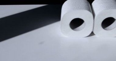 Bir yığın tuvalet kağıdı rulosu