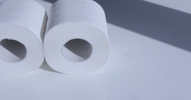 Bir yığın tuvalet kağıdı rulosu