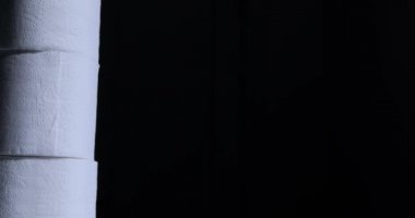 Bir yığın tuvalet kağıdı rulosu