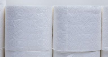 Bir yığın tuvalet kağıdı rulosu