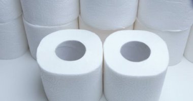 Bir yığın tuvalet kağıdı rulosu