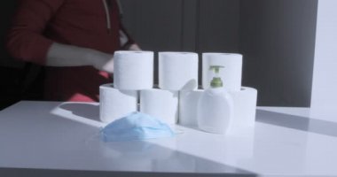 Erkek eli tuvalet kağıdı istiflemiş. COVID-19 2020 Salgını