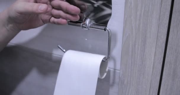 Человек Использует Последний Рулон Туалетной Бумаги Пандемия Ковид 2020 Году — стоковое видео