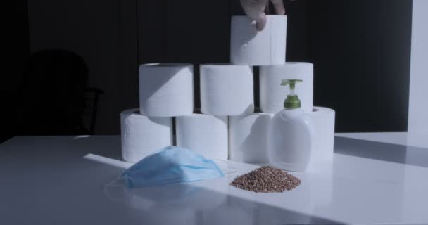 Erkek Eli Tuvalet Kağıdı Istiflemiş Covid 2020 Salgını — Stok video