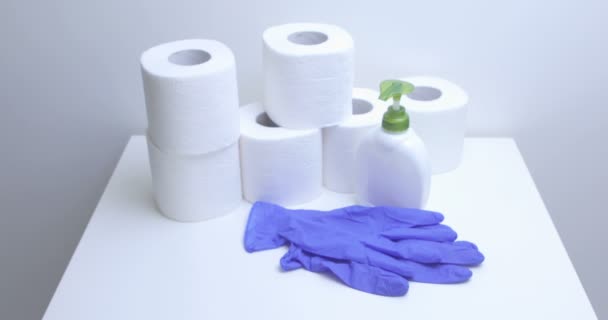 Мужчина Берет Медицинскую Маску Перчатки Туалетную Бумагу Стола Пандемия Ковид — стоковое видео