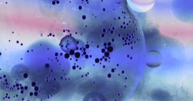 Hareket eden oksijen kabarcıkları bir sıvının içinde. Makrodaki suyun güzel yapısı doğal bir arka plan.