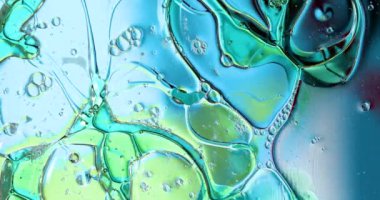 Hareket eden oksijen kabarcıkları bir sıvının içinde. Makrodaki suyun güzel yapısı doğal bir arka plan.