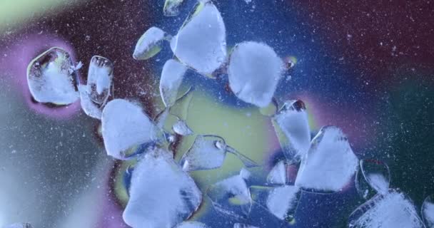 水中での氷のキューブの回転 — ストック動画