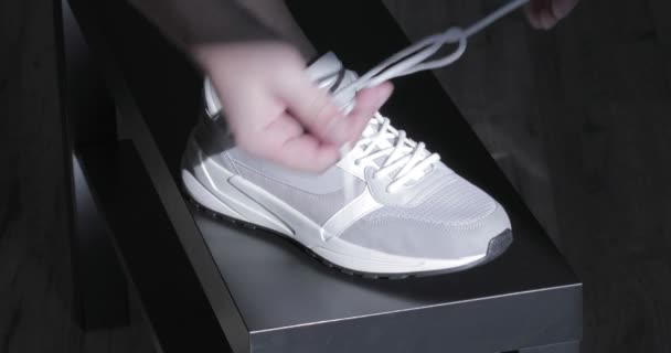 Menselijke Handen Kant Grijze Sneakers — Stockvideo
