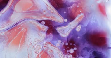 Hareket eden oksijen kabarcıkları bir sıvının içinde. Makrodaki suyun güzel yapısı doğal bir arka plan.