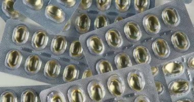 Sarı kapsüllü bir sürü kabarcık.