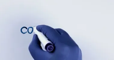 Beyaz tahtaya CORONAVIRUS sözcüğünü el yazısı