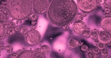 Hareket eden oksijen kabarcıkları bir sıvının içinde. Makrodaki suyun güzel yapısı doğal bir arka plan.