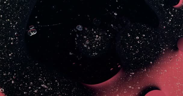 Mouvement bulles d'oxygène dans un liquide. Belle structure de l'eau en macro un fond naturel