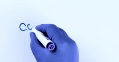 Beyaz tahtaya CORONAVIRUS sözcüğünü el yazısı