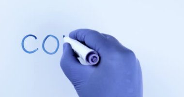 COVID-19 - Beyaz karatahtaya işaretleyici ile yazılıyor