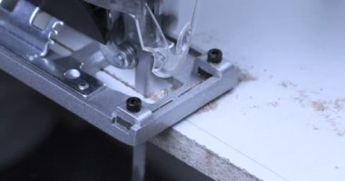 Tahtayı büyük dairesel bir testere ile kesen bir marangoz.