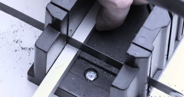 鋸で金属を切断プロの労働者 — ストック動画