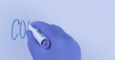 Beyaz tahtaya CORONAVIRUS sözcüğünü el yazısı
