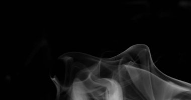 Sigara arkaplanı. Beyaz duman siyah arkaplan üzerinde uzayda yüzüyor