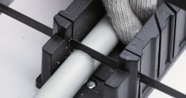 Testere ile Metal Kesen Profesyonel İşçiler