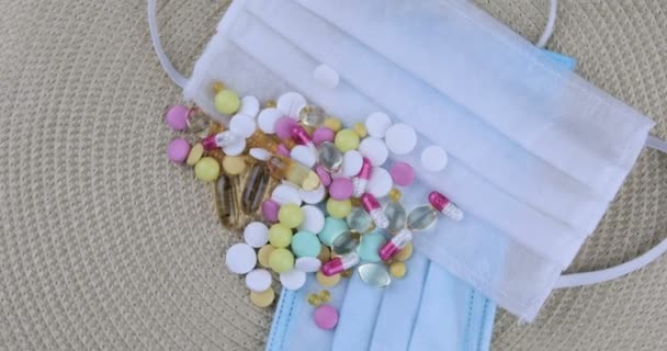 Vielfältige Pillen Und Tabletten Vor Dem Hintergrund Medizinischer Masken — Stockvideo