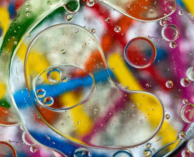 Sıvıdaki oksijen kabarcıkları. Makrodaki suyun güzel yapısı doğal bir arka plan.