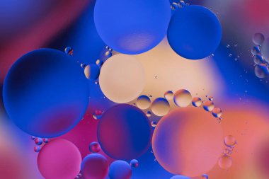 Sıvıdaki oksijen kabarcıkları. Makrodaki suyun güzel yapısı doğal bir arka plan.