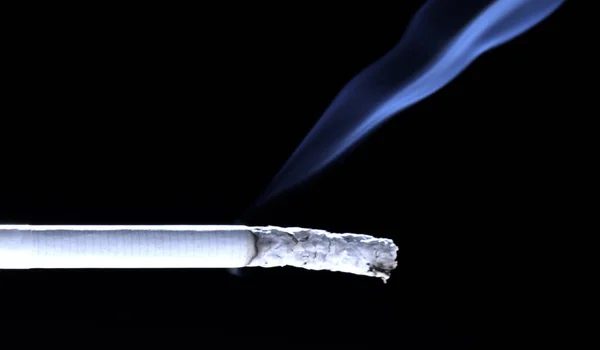 Humectante Cigarrillo Sobre Fondo Negro Humo Cigarrillo —  Fotos de Stock