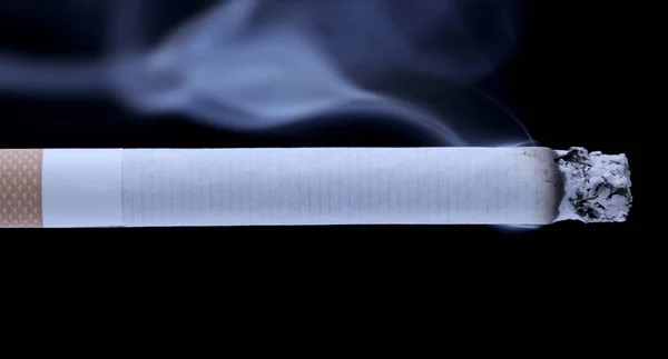 黒い背景でタバコを吸っている タバコの煙 — ストック写真