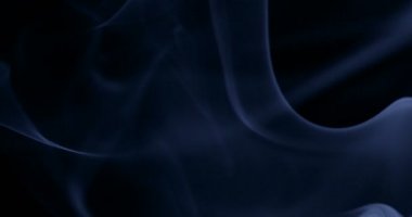 Sigara arkaplanı. Beyaz duman siyah arkaplan üzerinde uzayda yüzüyor