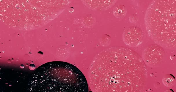 Mouvement bulles d'oxygène dans un liquide. Belle structure de l'eau en macro un fond naturel