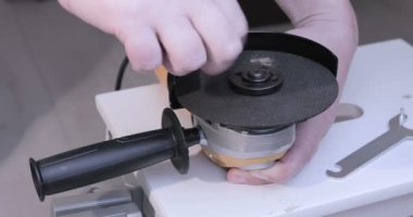 Bir diski açı öğütücüsüne yerleştirmek