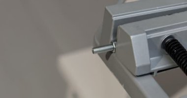 Açı öğütücü kullanan ve çeliği kesen endüstri işçisi