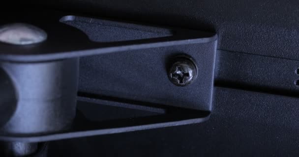 Les mains masculines serrent la vis avec un tournevis spécial 
