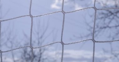 Futbol golü arka planda odak dışı gökyüzünü kapatır